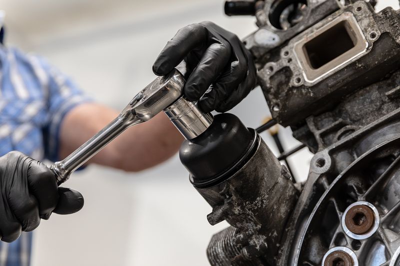 Handwerker Arbeitet mit Ratschen